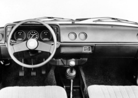 Opel Manta (1976) – Das Armaturenbrett teilt er sich mit dem Ascona