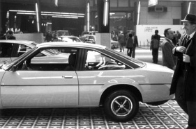 Opel Manta (1976) - Schuppenmotiv in der B-Säule bei Opel - Genfer Autosalon 1976