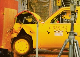 Opel Manta (1978) – Beim Frontaufprall schob sich die Opel-Sicherheitslenkung durch ihr stossnachgiebiges Falt-System zusammen