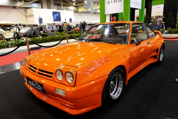 Opel Manta (1985) – mit Breitbau als Werbeträger für die Sonderausstellung "Tuning VW vs. Opel" im Technikmuseum Speyer – Essen Motor Show 2024