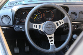 Opel Manta 2.0 S (1980) - dass man in einem Opel sitzt, kann man kaum vergessen