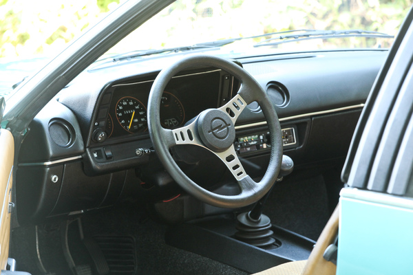 Opel Manta 2.0 S (1980) - viel Kunststoff im Interieur