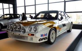 Opel Manta 400 (1984) – mit Hinterradantrieb chancenlos in der Gruppe B – im Museum PACE in Dortmund