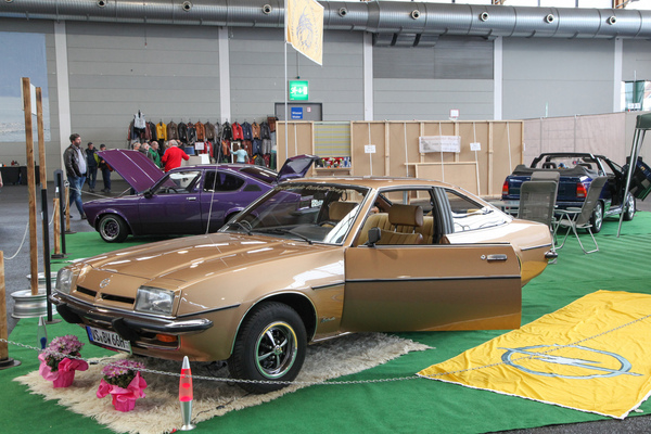 Opel Manta B Berlinetta (1977) - mit 1,9 Litern Hubraum und 90 PS auf dem Clubstand - Motorworld Classics Bodensee 2022