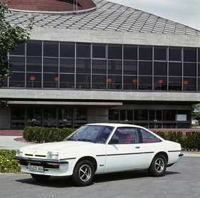 Opel Manta Berlinetta (1975) – Vor dem Rüsselheimer Stadttheater Opel Manta Berlinetta (1975) – Vor dem Rüsselheimer Stadttheater