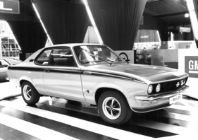 Opel Manta GT/E - 105 PS dank elektronisch gesteuerter Einspritzanlage von Bosch - am Genfer Automobilsalon 1974