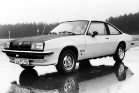 Opel Manta GT/E (1976) – mit Sportspiegel auf der Tür statt normalem Spiegel im Fensterdreieck Opel Manta GT/E (1976) – mit Sportspiegel auf der Tür statt normalem Spiegel im Fensterdreieck