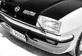 Opel Manta GT/E (1977) – auf Wunsch mit Wischern an den Scheinwerfern Opel Manta GT/E (1977) – auf Wunsch mit Wischern an den Scheinwerfern