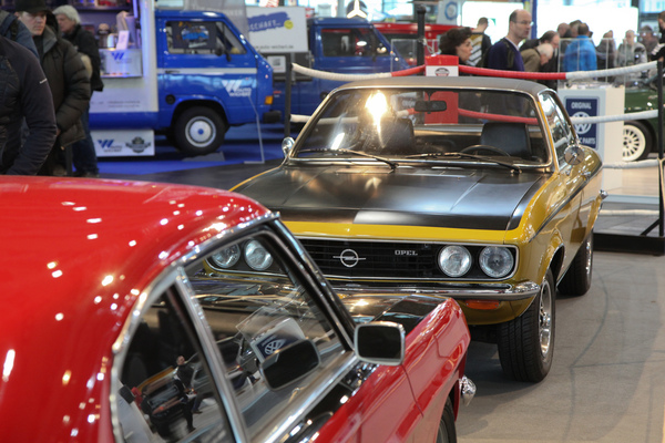 Opel Manta SR 1900 S (1972) - 90 PS stark und damit 18 PS schwächer als sein Gegner Ford Capri 2300 GT XL - Sonderschau "Rivalen" an der Bremen Classic Motorshow 2020