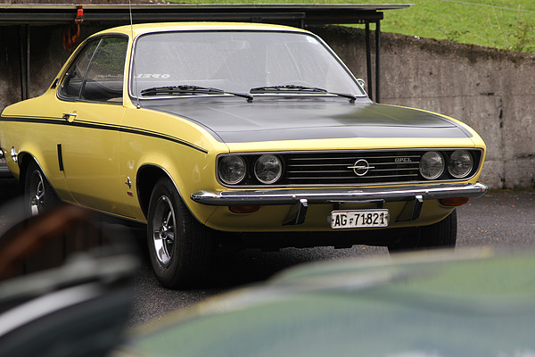 Opel Manta am Treffen für Freunde nostalgischer Autos 2011 in Neuheim - mit mattschwarzer Motorhaube, wie es sich gehört