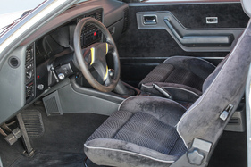 Opel Monza GSE (1983) - Schwarz dominiert im Innenraum