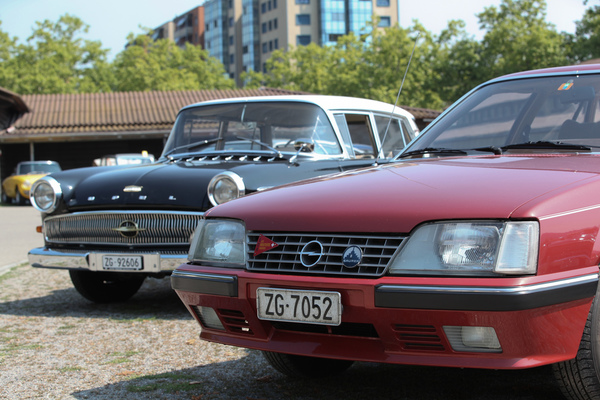 Bild: Opel-Oberklasse - vorne Senator, hinten Kapitän - Oldtimer Sunday Morning Treffen in Zug am 5. August 2018