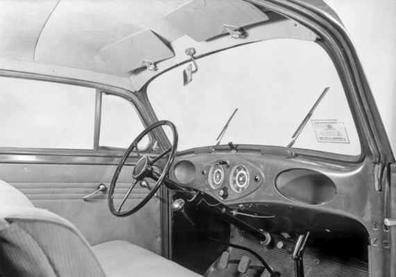 Image: Opel Olympia (1947) - Little luxury in the interior; hinged windows and two sun visors