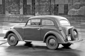 Opel Olympia (1947) – Reserverad aussen, Kofferraum nur von innen zugänglich (1947)