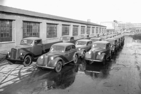 Opel Olympia (1947) – auf dem Werksgelände neben dem bereits seit 1946 gebauten Opel-Blitz-Lastwagen (1947)