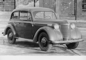 Opel Olympia (1947) - optisch weitgehend unverändert im Vergleich zur Vorkriegsvariante (1947)