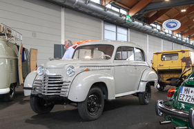Opel Olympia (1950) - wirkt aber sehr hochbeinig - Motorworld Classics Bodensee 2022 (1950)