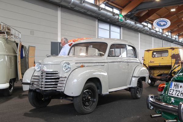 Opel Olympia (1950) - wirkt aber sehr hochbeinig - Motorworld Classics Bodensee 2022