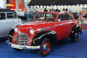 Opel Olympia Cabrio (1951) - Nachkriegsversion mit nur geringen Änderungen, damaliger Neupreis 6785 DM, gezeigt auf dem Stand der Alt Opel Interessengemeinschaft von 1972 e.V. - Retro Classics Stuttgart 2014 (1951)