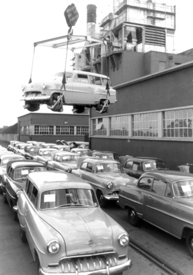 Opel Olympia Rekord (1953) - Caravan-, also Kombiversionen, werden zusammen mit Zweitürern verladen (1953)