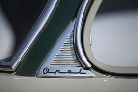 Opel Olympia Rekord (1956) - Opel-Schriftzug in der C-Säule