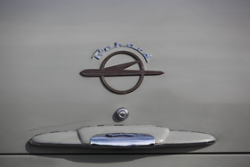 Opel Olympia Rekord (1956) - Zeppelin und Rekord-Zeichen auf dem Heckdeckel