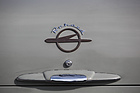 Bild: Opel Olympia Rekord (1956) - Zeppelin und Rekord-Zeichen auf dem Heckdeckel