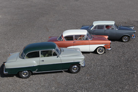 Opel Olympia Rekord (1956) - alle zweifarbig, vorne der Olympia-Rekord, in der Mitte der Rekord P1, hinten der Rekord P2