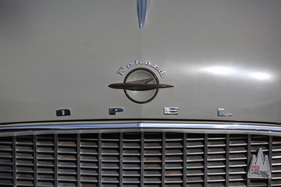 Opel Olympia Rekord (1956) - der Rekord-Schriftzug auf der Motorhaube