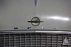 Opel Olympia Rekord (1956) - der Rekord-Schriftzug auf der Motorhaube