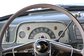 Opel Olympia Rekord (1956) - mondförmiger Tacho und Anzeigen für Wassertemperatur und Benzinstand