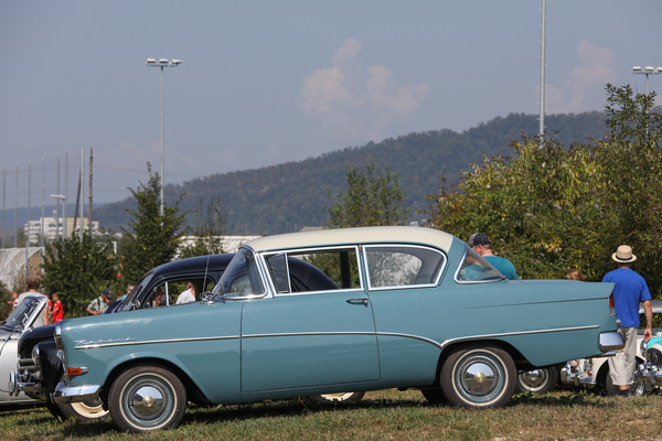 Opel Olympia Rekord (1958) - ein sehr frühes Exemplar mit stehendem Rückspiegel auf dem Armaturenbrett - Lägern Classic 2024