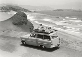 Opel Olympia Rekord Caravan (1954) - was nicht im Kofferraum Platz hat, kommt auf's Dach (1954)