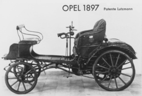 Opel Patentmotorwagen System Lutzmann (1899) - 4 PS stark, mit Heckmotor – und laut Inschrift zwei Jahre älter als er tatsächlich ist