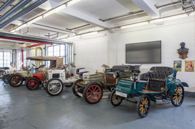 Opel Patentmtorwagen System Lutzmann (1899) - im Vordergrund der Patentmotorwagen nach System Lutzmann