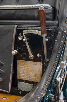 Opel Patentmtorwagen System Lutzmann (1899) - man liest wohl besser das Handbuch, bevor man den Motor startet Opel Patentmtorwagen System Lutzmann (1899) - man liest wohl besser das Handbuch, bevor man den Motor startet