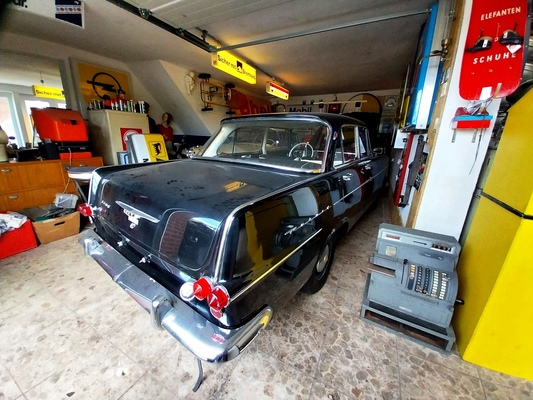 Opel Rekord 1700 (1962) – als schwarzer Viertürer ohne Weisswandreifen mit einer gewissen Taxi-Anmutung – Zu Besuch in der Sammlung Hilker