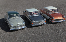 Opel Rekord 1700 (1962) - mit dem Vorgänger Rekord P1 (rechts) und dem Vorvorgänger Olympia Rekord (links)