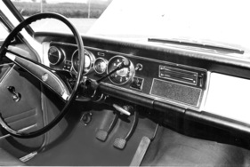 Opel Rekord 1700 (1967) - ohne Radio, mit Lenkradschaltung und Handbremse unter dem Armaturenbrett