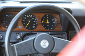 Opel Rekord 1900 Caravan (1977) – Die Uhrzeit ist ebenso wichtig wie die Fahrgeschwindigkeit. Ein Drehzahlmesser kostete natürlich Aufpreis