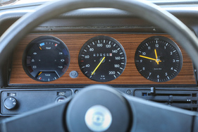 Opel Rekord 1900 Caravan (1977) – Grosse, gut ablesbare Instrumente, eingebettet in falsches Zebrano-Furnier