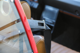 Opel Rekord 1900 Caravan (1977) – Klappbarer "Gurtbringer" beim zweitürigen Kombi