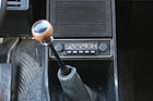 Opel Rekord 1900 Caravan (1977) – Mono-Radio "Blaupunkt Münster" unter dem grossen Lautsprecher in der Mittelkonsole