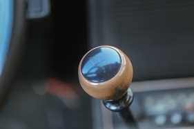 Opel Rekord 1900 Caravan (1977) – Schaltknauf mit bereits sehr abgegriffener "Holzmaserung"