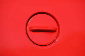 Opel Rekord 1900 Caravan (1977) – Simpler Drehstopfen für den Tank ohne kaschierende Klappe