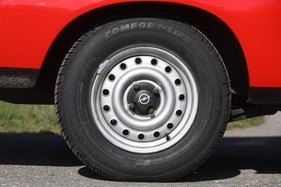 Opel Rekord 1900 Caravan (1977) – Stahlscheibenrad mit Nabenkappe aus Kunststoff. Die ersten Jahrgänge hatten noch grosse Chromkappen