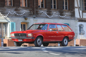 Opel Rekord 1900 Caravan (1977) – die seitliche Fensterkante schwingt sich zur Windschutzscheibe empor