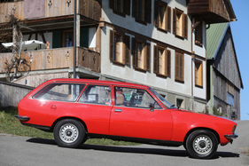 Opel Rekord 1900 Caravan (1977) – elegante Seitenlinie. Beim "L" kaschierte eine Chromblende Schweller und Endspitzen