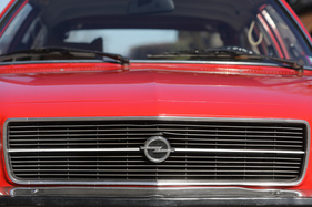 Opel Rekord 1900 Caravan (1977) – nach einer Generation der "Haubenträger" sitzt der Blitz wieder im Kühlergrill
