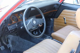 Opel Rekord 1900 Caravan (1977) – schlichtes, aber heimeliges Cockpit mit Kunstleder und Holzfolie